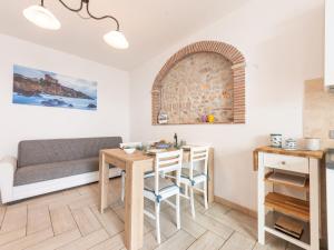 uma sala de estar com uma mesa e um sofá em Apartment La Casetta dei Pescatori by Interhome em Follonica