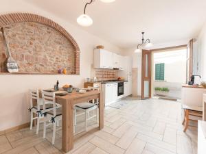 Η κουζίνα ή μικρή κουζίνα στο Apartment La Casetta dei Pescatori by Interhome +16 φωτογραφίες