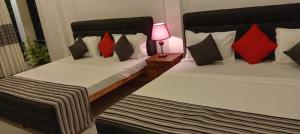 سرير أو أسرّة في غرفة في Hotel Sapid Luck Yala Safari
