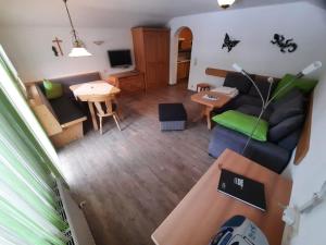 ein Wohnzimmer mit einem Sofa und einem Tisch in der Unterkunft Haus Anita in Grän