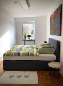 sypialnia z łóżkiem i oknem w obiekcie Schneiders Ferienwohnung 3 w mieście Braunshausen
