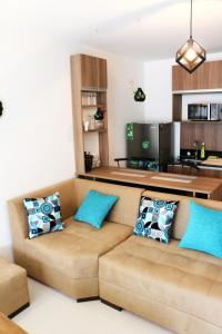 a living room with a couch with blue pillows at Studio Equipe Norte 3A by INN in Santa Cruz de la Sierra