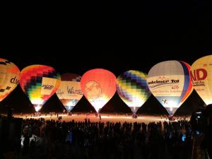 eine Gruppe von Heißluftballons in der Nacht in der Unterkunft Haus Anita in Grän