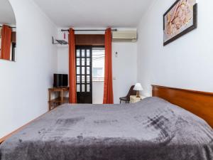 sypialnia z dużym łóżkiem i oknem w obiekcie Akisol Manta Rota Ocean III w mieście Manta Rota