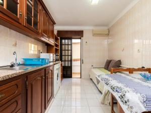 una cocina con fregadero y una cama en una habitación en Akisol Manta Rota Ocean III en Manta Rota