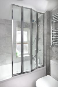 y baño con ducha y aseo. en Executive 8 Beds 2 Bath Home Contractors Parking en Southampton