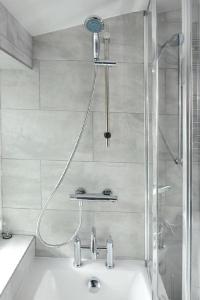 uma casa de banho com um chuveiro e um lavatório. em Executive 8 Beds 2 Bath Home Contractors Parking em Southampton