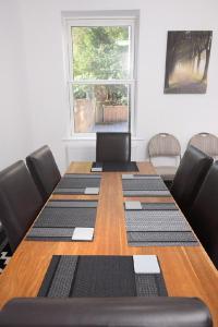 una sala de conferencias con una larga mesa de madera con sillas en Executive 8 Beds 2 Bath Home Contractors Parking en Southampton