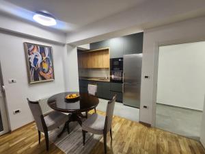 Η κουζίνα ή μικρή κουζίνα στο Luxury Vlae 1 Apartaments +3 φωτογραφίες