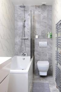 ein weißes Bad mit einem WC und einem Waschbecken in der Unterkunft Exclusive 8beds 2bath Luxury Contractors Delight! in Southampton