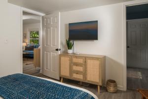 Μια τηλεόραση ή/και κέντρο ψυχαγωγίας στο Riverview Retreat at The Wanderer