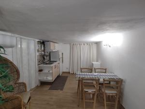 a kitchen with a table and chairs in a room at super monolocale moderno in Gela