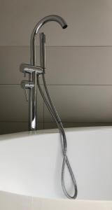 BraunshausenにあるSchneiders Ferienwohnung 1の洗面台の蛇口(ホース付)
