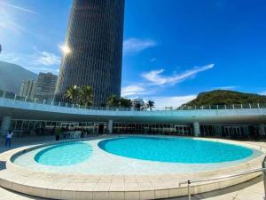 a large swimming pool in front of a building at Quarto no Hotel Nacional com vista mar para a Praia de São Conrado, RJ in Rio de Janeiro