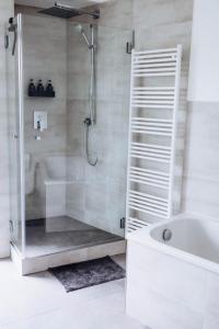 W łazience znajduje się prysznic, wanna i umywalka. w obiekcie PAKITO: Kassel Zentrum - Balkon - Geräumig - Modern w mieście Kassel