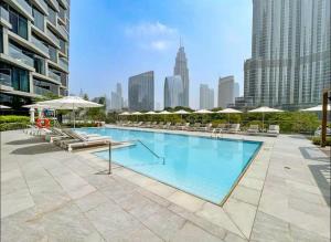 Bazén v ubytování Deluxe 2BR with Full Burj Khalifa and Fountain View nebo v jeho okolí