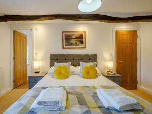Greystokeにある3 bed property in Ullswater 87277のベッドルーム1室(黄色い枕2つ付きのベッド1台付)