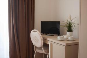 TV i/ili multimedijalni sistem u objektu Zeta Resort Donnalucata