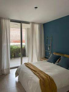 a bedroom with a bed and a large window at Antique Barraca in Concepción del Uruguay