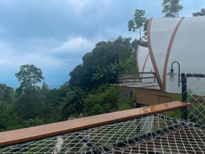 una vista de la selva desde el techo de una casa en Selayang Olivehill - Kemewahan Glamping di Hutan, 