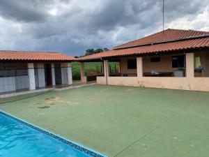 obraz domu z basenem w obiekcie Rancho próximo ao lago de furnas w mieście Boa Esperança