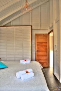 ein Schlafzimmer mit zwei Handtüchern auf dem Bett in der Unterkunft Le Domaine de l'Ilet in Saint-Claude