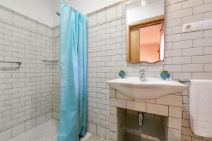 a bathroom with a sink and a shower at Villas Guzman - Fina in Moraira