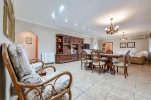 sala de estar con mesa y sillas en Villas Guzman - Fina, en Moraira