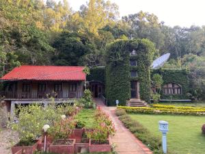 Garden sa labas ng Zeenath Taj Gardens