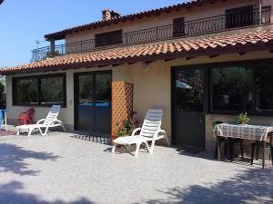 un grupo de sillas y una mesa en un patio en A Casa da Paola, en Taormina