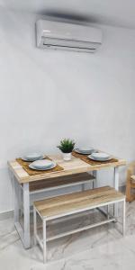 uma mesa com pratos numa sala em Apartamento CENTRO, La Palmera. em Huelva