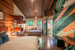 una camera con letto e divano di Selina Monteverde a Monteverde Costa Rica