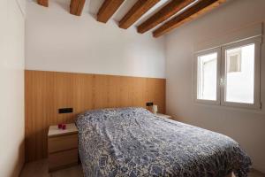 a bedroom with a bed and a window at Apartamento Chapitela Deluxe in Pamplona