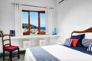 ソレントにあるSkyline Sorrento Views in the heart of Sorrentoのベッドルーム1室(ベッド1台、椅子、窓付)