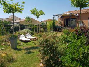 - un jardin avec deux bancs dans la cour dans l'établissement L'ETOURNEAU, à Bédoin