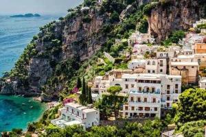 Skyline Sorrento Views in the heart of Sorrento في سورينتو: مجموعة من المباني على جبل بجوار المحيط