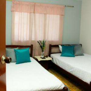 dos camas sentadas una al lado de la otra en una habitación en Casa Mostaza, en Medellín