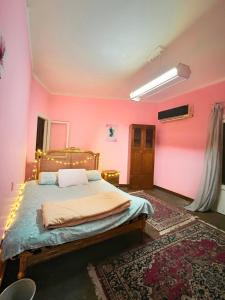 Cama ou camas em um quarto em Cozy room in the heart of cairo