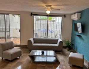 sala de estar con sofá y mesa en Espacioso, Centrico, Acogedor y Buena Ubicacion, en Cancún