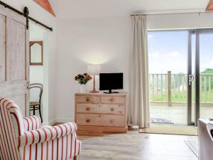 a living room with a tv and a dresser with a tvicterictericter at 2 bed in Barnstaple 87749 in Landkey