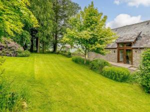 una imagen de un patio con una casa en 3 Bed in Brecon 88249, en Brecon