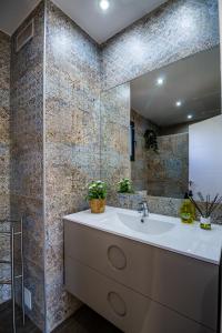 uma casa de banho com um lavatório e um espelho em RentitSpain Las Fanegas Montañas de Alpujarra em Yátor