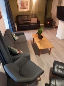 ein Wohnzimmer mit einem Sofa und einem Tisch in der Unterkunft joseph in Monschau
