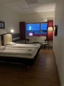 מיטה או מיטות בחדר ב-Trestads Värdshus