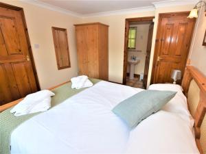 a bedroom with a large white bed in a room at 1 bed in Looe NUTHA in Warleggan