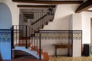 uma escada numa casa com piso em azulejo em CASA LOLA Naturaleza, Montañas y Piscina Compartida De Pueblo em Carroja
