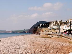 a group of people walking on the beach at 2 Bed in Sidmouth LAMBS in Ottery Saint Mary