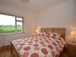 A bed or beds in a room at 2 bed in Appledore PILOT
