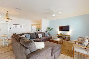 sala de estar con sofá y mesa en Beach Haven Unit 201, en Corpus Christi