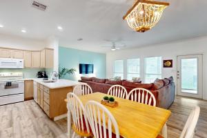 cocina y sala de estar con mesa y sofá en Beach Haven Unit 201, en Corpus Christi